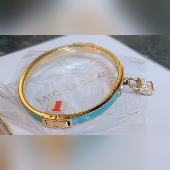 NEW MICHAEL KORS GOLD TONE CRYSTAL TURQUOISE ENAMEL PADLOCK BANGLE BRACELET - Picture 2 of 6
